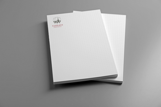 Crea blocchi appunti professionali con il tuo marchio Eventlab stampato in 4 colori su carta arcoset 90gr di qualità. L'incollaggio in testa assicura una rilegatura affidabile, perfetta per l'uso in ufficio, la presa di appunti e la pianificazione. Un blocco appunti versatile per riunioni aziendali e branding aziendale.