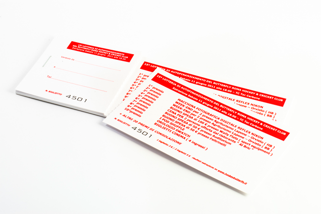 Blocchi numerati professionali con design rosso su carta bianca e perforazioni chiare. Ogni blocco è numerato progressivamente per eventi, lotterie, ingressi e applicazioni di biglietteria. Separazione efficiente ideale per feste, fiere e requisiti di ticket di ingresso.