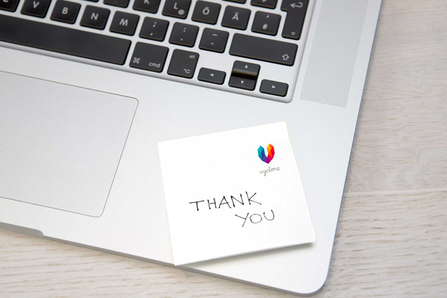 Blocchi post-it bianchi personalizzati con messaggio 'Grazie' e design logo aziendale. Ideali per la pianificazione, la cancelleria aziendale e accessori personalizzati. Stampa i tuoi blocchi adesivi online su Sprint24 con qualità massima e prezzi eccezionali.
