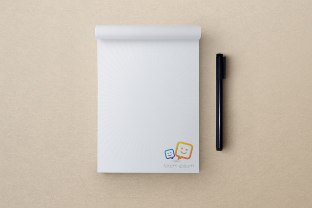 Blocco note bianco personalizzabile con icone emoji decorative, perfetto per blocchi note personalizzati e appunti di riunione. Sprint24 offre stampa di alta qualità per block notes aziendali che combinano funzionalità professionale e opzioni di design creativo.
