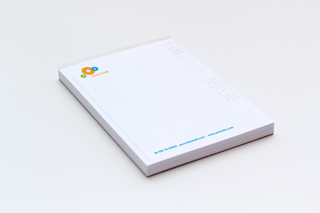 Blocco notes personalizzato professionale con stampa logo personalizzato e rilegatura di qualità, ideale per prendere appunti durante riunioni, convegni ed eventi. Perfetto per l'uso in ufficio, lo studio e l'organizzazione personale con un tocco di marca.