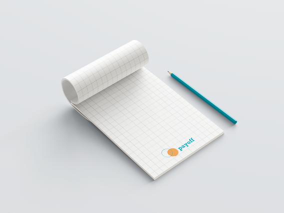 Un block notes A5 personalizzato aperto con template a quadretti da 10mm e logo Payoff nell'angolo inferiore, con matita turchese su sfondo bianco. I block notes A5 personalizzati con template stampati — millimetrato, puntinato, a quadretti o a righe — sono strumenti promozionali ideali per aziende, agenzie e professionisti da distribuire a riunioni, eventi e fiere.