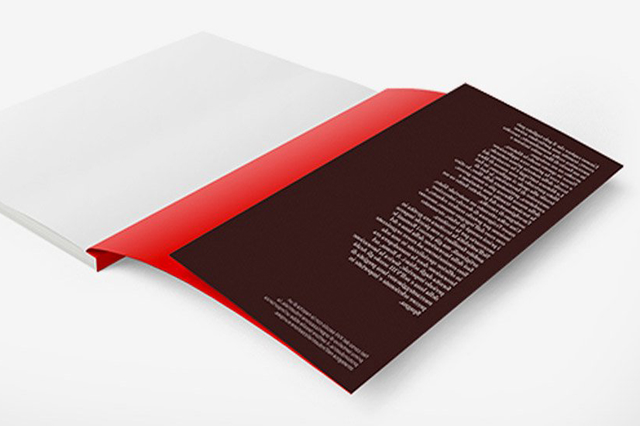 Questa brochure rilegata in brossura presenta un nastro decorativo rosso sulla dorso che aggiunge eleganza visiva e impatto professionale ai vostri materiali marketing stampati. L'accento del nastro decorativo migliora la presentazione sofisticata mantenendo l'aspetto raffinato ideale per cataloghi di prodotti e documenti commerciali premium. La stampa con nastri colorati crea un'immagine memorab…