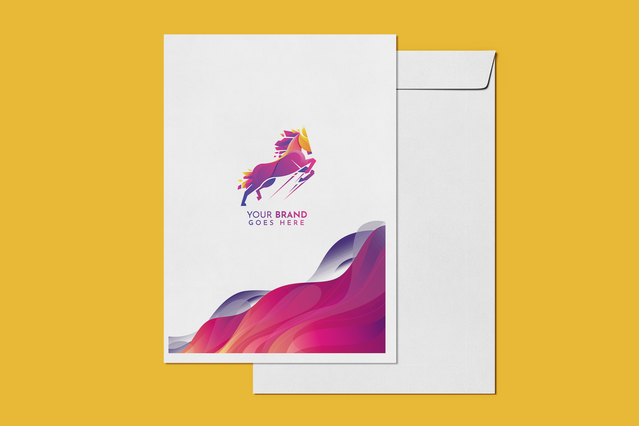 Una busta a sacco personalizzata con grafica di brand a cavallo colorato e claim 'YOUR BRAND GOES HERE', design astratto a onde rosa/viola, su sfondo giallo vivo. Sprint24 stampa buste da lettera a sacco personalizzate in 7 formati standard con strip autoadesiva e grafica a colori — ideali per invio di documenti, cataloghi e corrispondenza aziendale brandizzata.