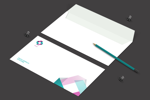 Crea buste bianche personalizzate con stampa colore Pantone vivida. Questa busta professionale presenta moderni motivi geometrici in più colori, perfetti per personalizzare la tua corrispondenza commerciale. Ideali per buste da lettera di marca e comunicazioni postali uniche.