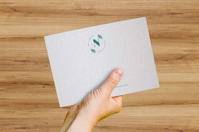 Busta Sirio Pearl bianca con stampa a caldo verde e finitura perlescente. Ideale per matrimoni, inviti di lusso e.