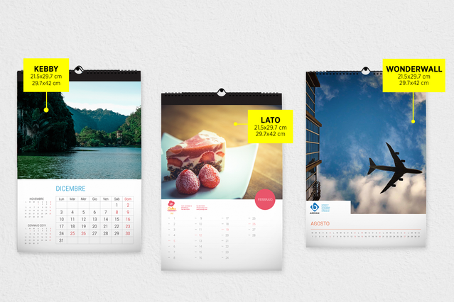 Tre esempi di modelli di calendari murali che mostrano sezioni foto personalizzate e griglie di date mensili. Ogni calendario presenta spazi per foto personalizzati, etichette di design decorative e layout stampati per organizzare le date. Ideale per uffici, case e regali aziendali con opzioni di personalizzazione complete.