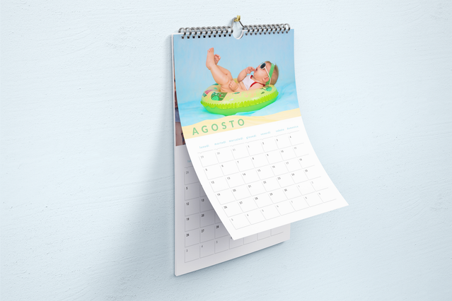 Calendario fotografico personalizzato che mostra una fotografia familiare colorata sopra la griglia del calendario mensile. Questo calendario da tavolo personalizzato unisce i tuoi ricordi più belli all'organizzazione pratica delle date, rendendolo un regalo ideale per famiglia e amici.