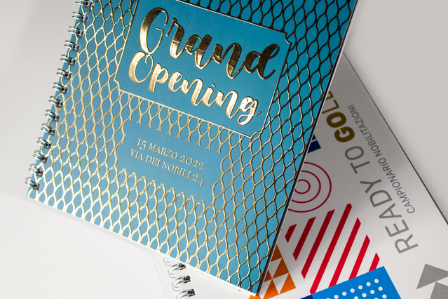 Campionario nobilitazioni con lettere in oro e dimostrazioni di colori Campionario nobilitazioni con lettere foil oro, colori metallici e finiture UV lucide. Sprint24.
