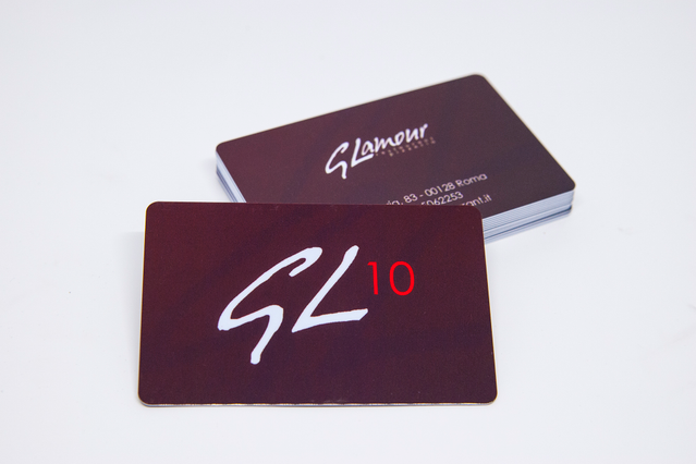 Le card PVC borgogna personalizzate offrono una qualità professionale e un design moderno per l'identità aziendale. Perfette per creare impressioni durature con dipendenti, clienti e fornitori. Le finiture di stampa premium e le opzioni personalizzate aiutano a elevare l'identità del tuo brand.