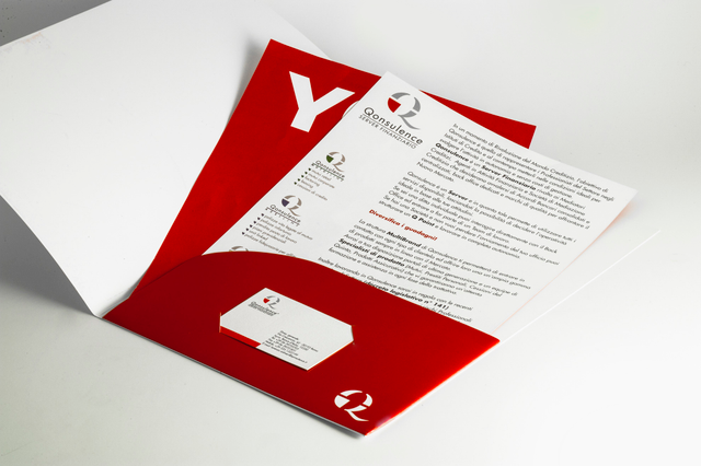 Questa cartella fustellata dimostra una finitura di fustellatura professionale con forme personalizzate e scoperte di finestre strategiche. La fustellatura trasforma i materiali stampati in strumenti di marketing funzionali, perfetti per brochure, presentazioni di prodotti e materiali aziendali. Le fustellature personalizzate creano esperienze di marca memorabili mantenendo l'utilità pratica.