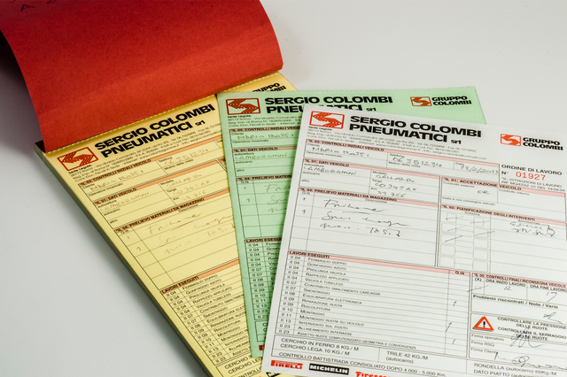 I nostri blocchi autocopianti di alta qualità combinano durabilità e presentazione professionale. Ogni set include moduli autocopianti multistrato in vari colori, ideali per fatture, ordini e documentazione commerciale personalizzata. Questi blocchi duplicati resistenti garantiscono copie nitide e leggibili su ogni pagina.