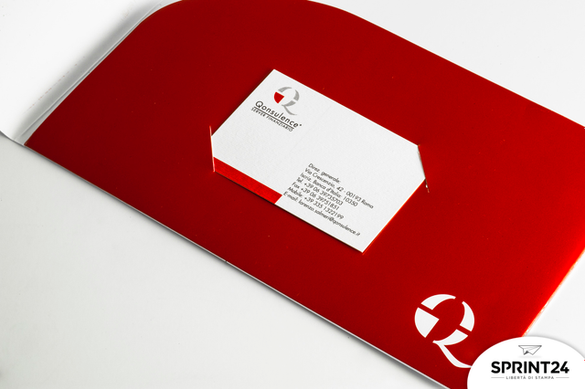 Cartella rossa con tasca fustellata e dettaglio di presentazione visibile, stampata in 4 colori su carta patinata opaca 350 gr. La tasca incollata consente l'inserimento di documenti e biglietti da visita, ideale per presentazioni professionali, agenzie immobiliari e uffici.