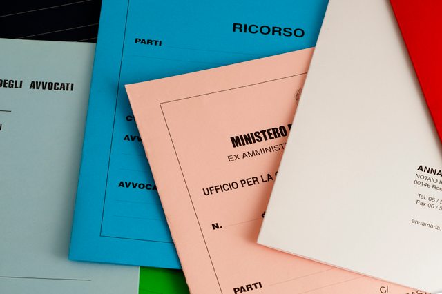 Molteplici cartelline semplici e promozionali presentate in colori vivaci tra cui blu, rosa, bianco e rosso, ciascuna con testi stampati e branding personalizzati. Queste cartelline personalizzabili mostrano diverse opzioni di design e variazioni di colore adatte a presentazioni professionali, uso in agenzia e applicazioni promozionali.