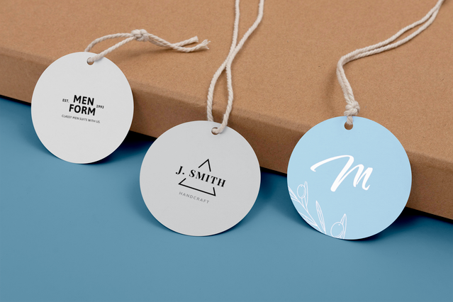 I cartellini rotondi sagomati per abbigliamento ti permettono di personalizzare e marchiare i tuoi articoli di moda con nomi, iniziali o loghi stampati su materiali resistenti. Questi cartellini professionali presentano attacchi in corde di qualità, perfetti per boutique, marchi di moda e aziende di abbigliamento personalizzato. Aggiungi un tocco unico ai tuoi prodotti mentre costruisci l'identit…