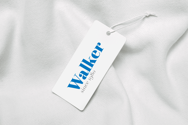 Cartellino per abbigliamento sagomato bianco del brand Walker posato su tessuto bianco, con tipografia serif blu elegante. Il design minimalista mette in risalto il nome del brand. Ottimo esempio di cartellini per abbigliamento sagomati personalizzati per etichette di moda premium.