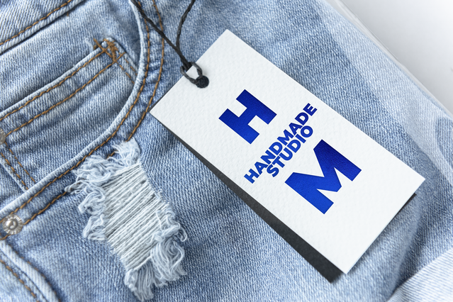 Cartellino abbigliamento stampa a caldo su jeans denim. Finiture argento, oro, oro rosa Sprint24.