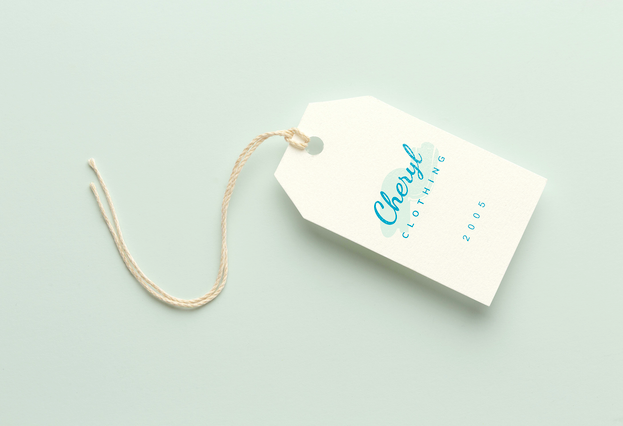 Questo cartellino sagomato bianco per abbigliamento dimostra il branding personalizzato per i marchi di moda e le boutique. La forma distintiva del cartellino e il design blu stampato esemplificano come la personalizzazione crea identità di marca memorabili sui capi. Lo spago allegato assicura un'applicazione facile ai prodotti finiti, rendendolo ideale per entrare nel mercato della moda con una …
