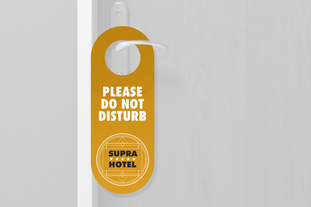 Personalizza i tuoi cartelli non disturbare con questo elegante design dorato con marchio alberghiero. Perfetto per hotel, resort e aziende ricettive che cercano cartelli non disturbare professionali e stampati per gestire la privacy degli ospiti. Ordina i tuoi cartelli non disturbare personalizzati online con Sprint24 per una stampa personalizzata di alta qualità a prezzi competitivi.