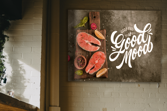 Metti in evidenza la personalità del tuo ristorante o caffè con questo cartello forex personalizzato Good Mood che presenta immagini appetitose di cibo. Il materiale forex leggero a base di schiuma è perfetto per i display murali negli esercizi di ristorazione, bar e spazi commerciali. Crea un'atmosfera accogliente e aumenta la visibilità del tuo marchio con questa segnaletica personalizzata e ac…