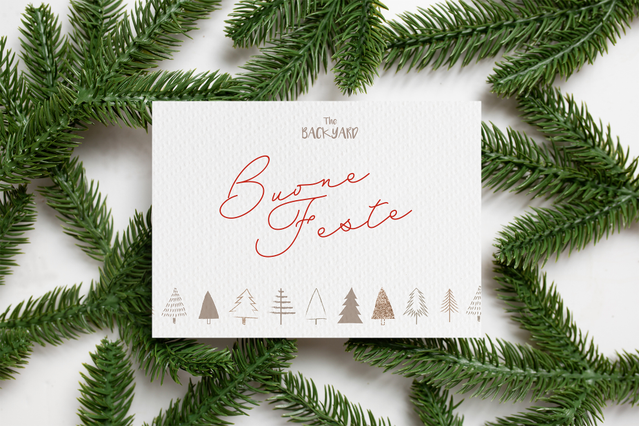 Scopri le nostre cartoline di Natale elegantemente progettate con tipografia minimalista e accenti di verdura festiva. Il servizio di stampa personalizzato di Sprint24 offre cartoline di qualità premium perfette per saluti personali e messaggi aziendali per le vacanze. Crea e personalizza le tue cartoline stagionali online con risultati professionali a prezzi convenienti.