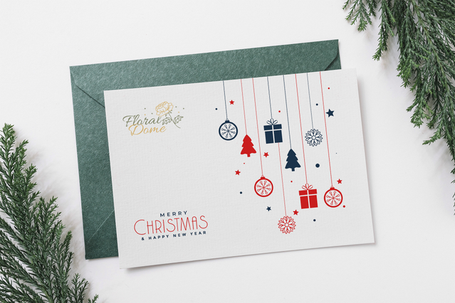Elegante design della cartolina natalizia con decorazioni festive sospese e motivi regalo su uno sfondo bianco pulito. Perfetto per auguri delle vacanze personalizzati con un'estetica moderna e minimalista. Ordina online per una stampa di cartoline natalizie personalizzate di qualità con il tuo messaggio personale.