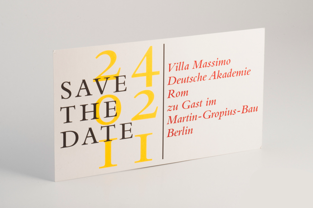 Cartolina postale Save the Date con numeri gialli e dettagli eleganti dell'evento. Stampata professionalmente su carta quadrex giglio premium 350 gr con stampa 3 colori Pantone, perfetta per matrimoni e annunci di eventi in formato A6 10x15.