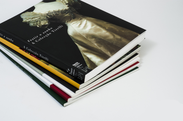 Questo stack di cataloghi professionali dimostra le capacità di personalizzazione di Sprint24, dalla finitura in foglia d'oro ai bordi pagina colorati e alla rilegatura di qualità. La stampa di cataloghi economici offre risultati premium senza compromessi sulla originalità del design o personalizzazione. Ideale per le aziende che comunicano una storia di brand distintiva attraverso design di cata…