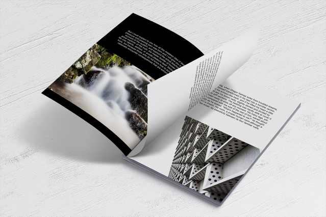 Un catalogo low cost aperto con due pagine interne — una con una fotografia di cascata in lunga esposizione e una con fotografia di architettura geometrica. I cataloghi personalizzati low cost sono ideali per aziende, fotografi, agenzie e rivenditori che necessitano di un catalogo prodotti professionale a costo di stampa ridotto senza sacrificare la qualità.