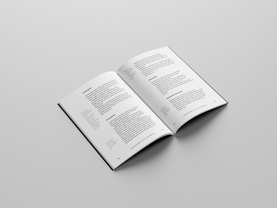 Un catalogo stampato aperto con pagine interne bianche pulite, colonne di testo strutturate e tipografia minimale su sfondo grigio chiaro. I cataloghi stampati personalizzati con layout interni professionali sono perfetti per guide prodotti, brochure aziendali, report annuali e brand lookbook — disponibili con rilegatura brossura e vari pesi di carta.
