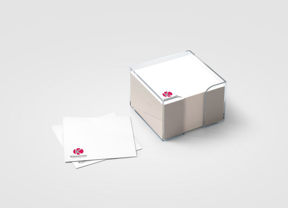 Cubi appunti in carta personalizzati con logo aziendale stampato su ogni foglio, presentati in un portacubo in acrilico trasparente con fogli sfusi. Sprint24 stampa cubi di carta personalizzati da 500 fogli in formato 10x10 cm — perfetti come gadget da ufficio o omaggio promozionale per clienti e dipendenti.