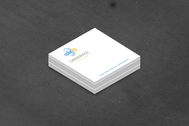 Cubo appunti in carta quadrato con logo aziendale stampato sul foglio superiore, fotografato su superficie in pietra scura. Sprint24 stampa cubi di carta personalizzati da 500 fogli — ideali per l'ufficio, i gadget aziendali e la promozione del brand con il proprio logo e colori personalizzati.