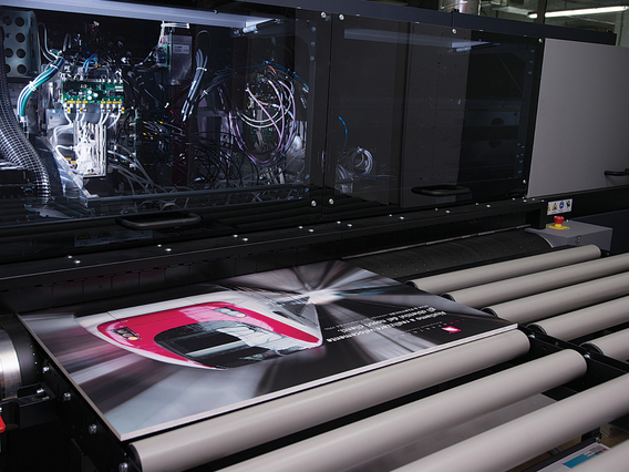 Dal file al pannello: il nostro processo: Superata la verifica professionale ogni ordine è stampato con **macchine UV che garantiscono colori opachi e durata di 5 anni all’esposizione solare** senza al…