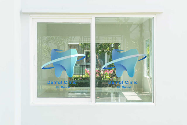 Decalchi logo adesivi professionali su vetrine commerciali Adesivi logo personalizzati su vetrine per visibilita marchio 24 ore su 24. Sprint24.