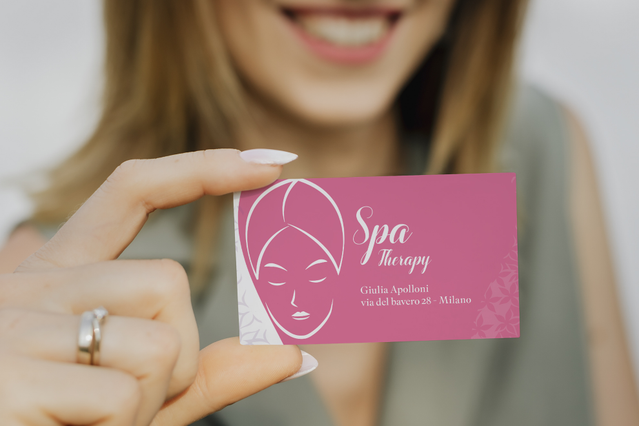 Biglietti da visita professionali per estetista in elegante rosa con design spa therapy. Questi biglietti personalizzati aiutano i professionisti della bellezza a mettere in risalto i loro servizi e a fare buona impressione sui clienti. Perfetti per i salon e i centri di estetica che cercano soluzioni di stampa di qualità.