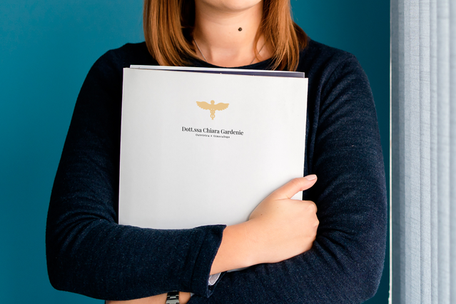 Cartelline per referti stampate con branding personalizzato e design minimalista, ideale per studi medici e professionisti sanitari. Mostra la presentazione professionale dei documenti e le opzioni di personalizzazione. La qualità della finitura dimostra gli standard delle cartelline stampate per la gestione dei referti medici.