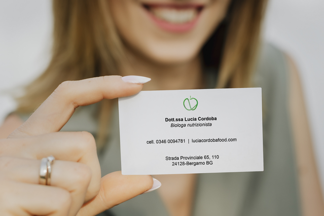 Carta di visita nutrizionista professionale con design pulito e informazioni di contatto essenziali. Questo modello di carta personalizzato mostra un layout efficace per i professionisti della salute che creano un'impressione memorabile sui loro clienti. Perfetto per i nutrizionisti che cercano carte stampate di alta qualità e convenienti.