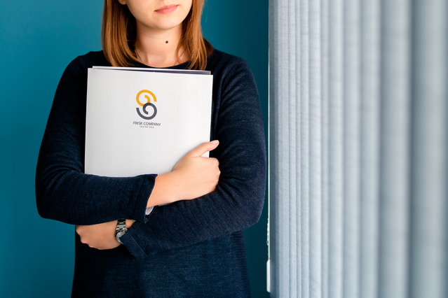 Presentazione professionale di una cartelina portadocumenti bianca personalizzata stampata con il marchio aziendale. Queste cartelle documenti personalizzate fanno un'impressione notevole durante riunioni aziendali, eventi di entreprise e presentazioni clienti. Perfette per organizzare e consegnare documenti importanti rafforzando l'identità del vostro marchio.