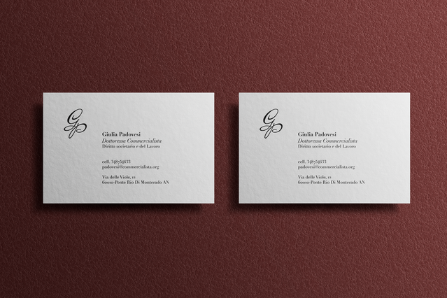 Due biglietti bianchi monogramma GP serif Giulia Padroni Dottoressa Commercialista su rosso. Sprint24.