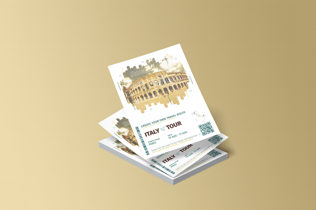 Due flyer A5 flottanti su sfondo dorato, con un'illustrazione stile acquerello del Colosseo e i dettagli di un tour in Italia. Il formato mostra le potenzialità della stampa fronte/retro con uno stile grafico illustrato. Stampa 10.000 flyer A5 online con Sprint24 per eventi, tour e promozioni.