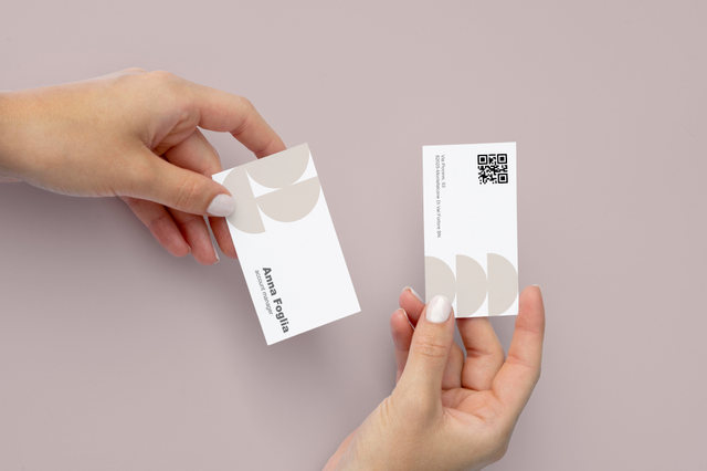 Biglietti da visita bianchi professionali con codici QR integrati per il networking moderno e la condivisione dei contatti. Questi biglietti personalizzabili combinano la qualità di stampa tradizionale con la connettività digitale, ideali per imprenditori, professionisti delle vendite e aziende in crescita. Stampa online i tuoi biglietti da visita personalizzati con codice QR con Sprint24 per qua…