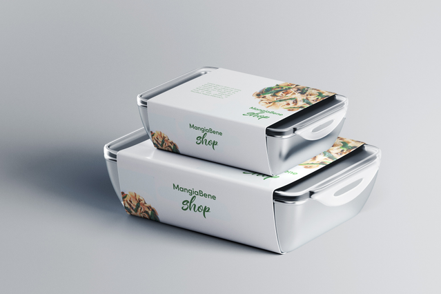 Due scatole per consegna cibo sovrapposte avvolte con fasce esterne personalizzate 'Mango Brow Shop' con foto alimentare e nome brand su sfondo bianco. Queste fasce per scatole personalizzate (stampate su carta Fedrigoni premium, dimensioni personalizzabili) sono ideali per food business, pasticcerie ed e-commerce che cercano bande packaging luxury brandizzate per trasformare scatole semplici in …