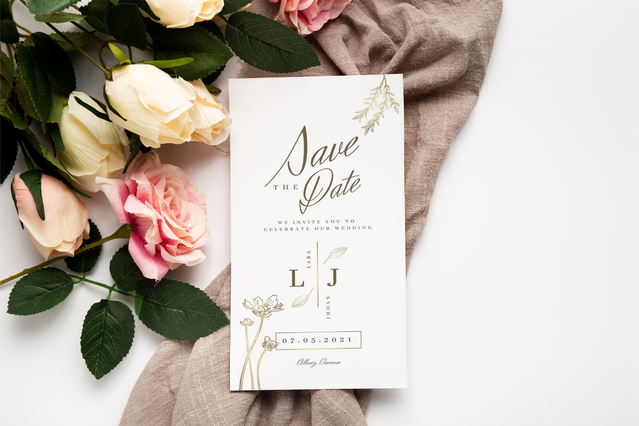 Presente il tuo matrimonio con questo elegante biglietto salva la data con lettere script sofisticate e uno stile floreale senza tempo. Perfetto per annunciare il tuo prossimo evento, questo design di invito personalizzabile combina la qualità di stampa premium online con un'estetica raffinata. Crea biglietti salva la data personalizzati che lasciano un'impressione duratura sui tuoi ospiti.