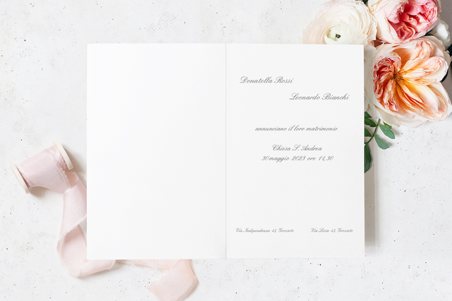Inviti matrimoniali classici bianchi con tipografia elegante in corsivo e delicati arrangiamenti floreali rosa. Perfetti per eventi formali e cerimonie tradizionali, questi biglietti minimalisti trasmettono sofisticazione ed eleganza. Ideali per le coppie che cercano articoli di cancelleria matrimoniale raffinati e senza tempo con dettagli romantici.