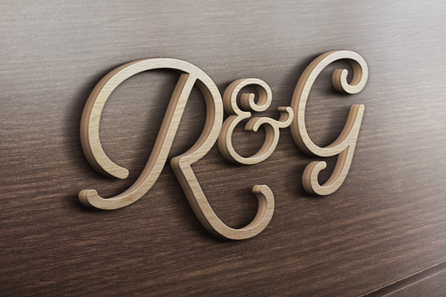 Iniziali legno 3D con script corsivo ornato per matrimoni. Finitura legno naturale con fascino rustico come ricordo.