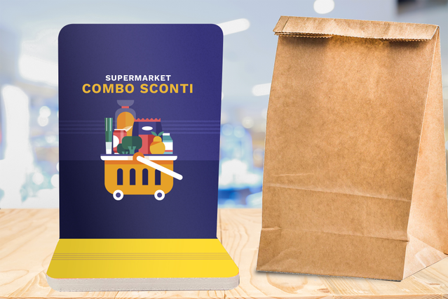 Esposizione al dettaglio accattivante che combina un cartello da banco stampato e buste di carta kraft per offerte bundle e promozioni. Ideale per supermercati, negozi di alimentari e banchi al dettaglio per aumentare la visibilità al punto vendita e l'engagement dei clienti. Stampa cartelli da banco professionali online a prezzi competitivi.