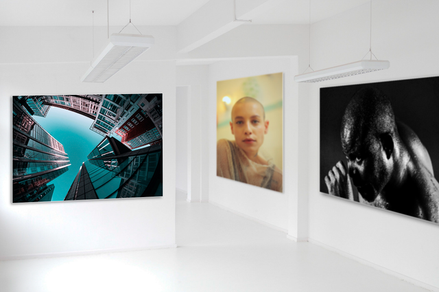 Tre fotografie montate professionalmente in stili vivaci e monocromatici sono esposte su pannelli leggeri in piuma in uno spazio di galleria. I pannelli rigidi piuma di Sprint24 offrono stabilità e durabilità eccezionali per mostre fotografiche e display di galleria. Il peso minimo combinato con la rigidità perfetta rende i pannelli piuma la scelta ideale per il montaggio professionale di foto e …