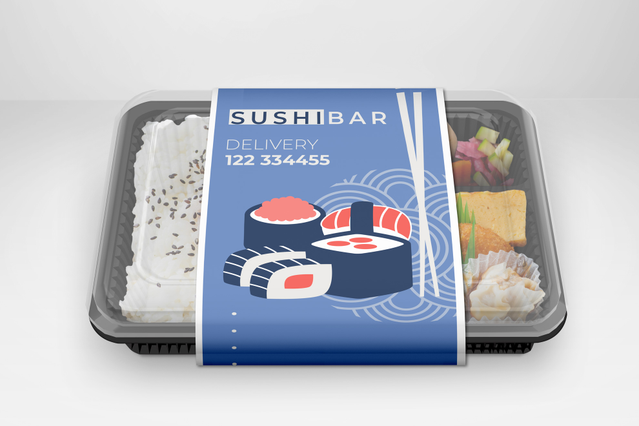 Un vassoio sushi da asporto sigillato con una fascia esterna blu personalizzata 'Sushi Bar' con illustrazioni sushi e numero di consegna, avvolta attorno a un vassoio nero con riso e pezzi di sushi. Ideale per sushi bar, ristoranti e servizi di food delivery che cercano fasce per scatole brandizzate per trasformare contenitori takeaway in confezioni premium che aumentano la visibilità del brand e…