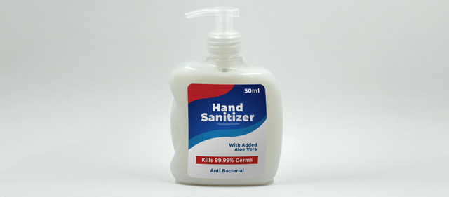 Un flacone igienizzante da 50ml con pompa, dotato di un'etichetta adesiva in vinile personalizzata con design rosso, blu e bianco. L'etichetta mostra chiaramente il nome del prodotto, il contenuto di aloe vera e le proprietà antibatteriche. Gli adesivi in vinile personalizzati Sprint24 sono durevoli, resistenti all'acqua e ideali per etichettare superfici lisce.