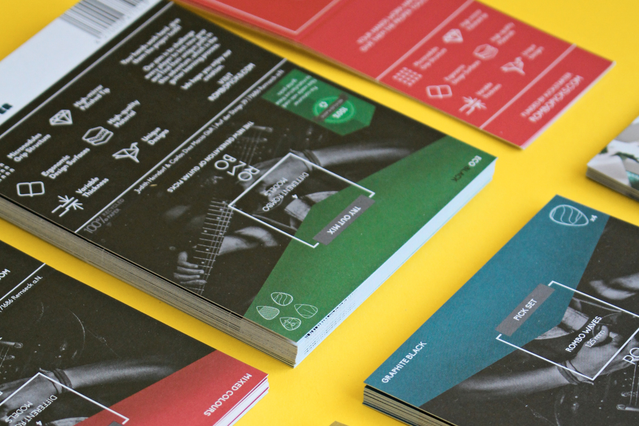 Diversi flyer pubblicitari con grafica bold in nero, rosso e verde sparsi su sfondo giallo, con contenuti promozionali per eventi e brand. La qualità di stampa fronte/retro dimostra una resa cromatica vivace. Stampa flyer pubblicitari personalizzati online in modo rapido e conveniente con Sprint24.